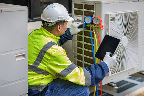 Professional Hvac technician working in Hiawatha, IA